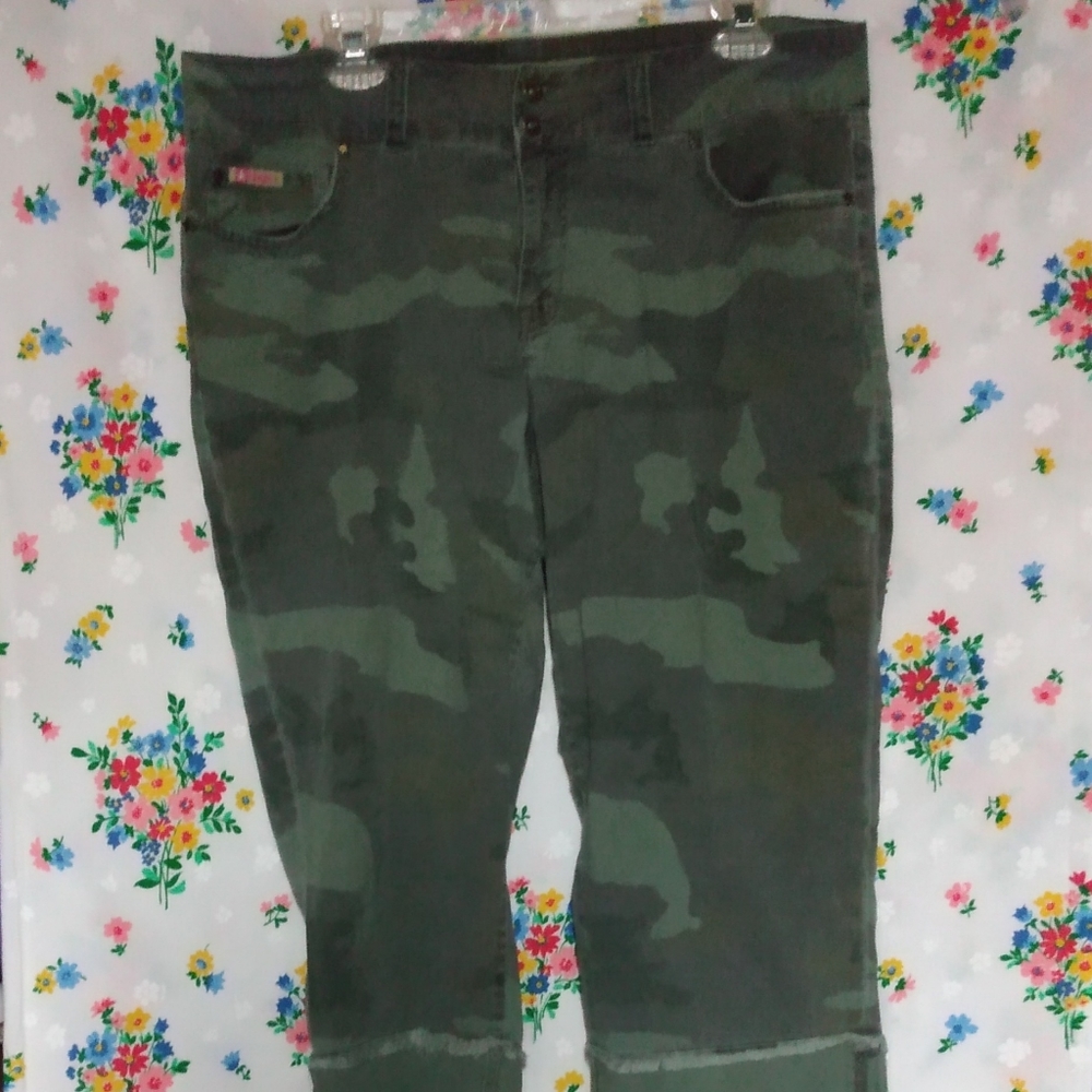 Bubblegum ladies Capri, sz 16, Green Fatigue, pre-